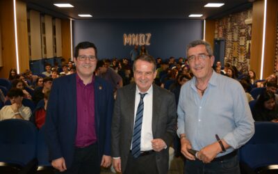 El alcalde de Vigo comparte sus valores políticos con los colegiales del Menéndez